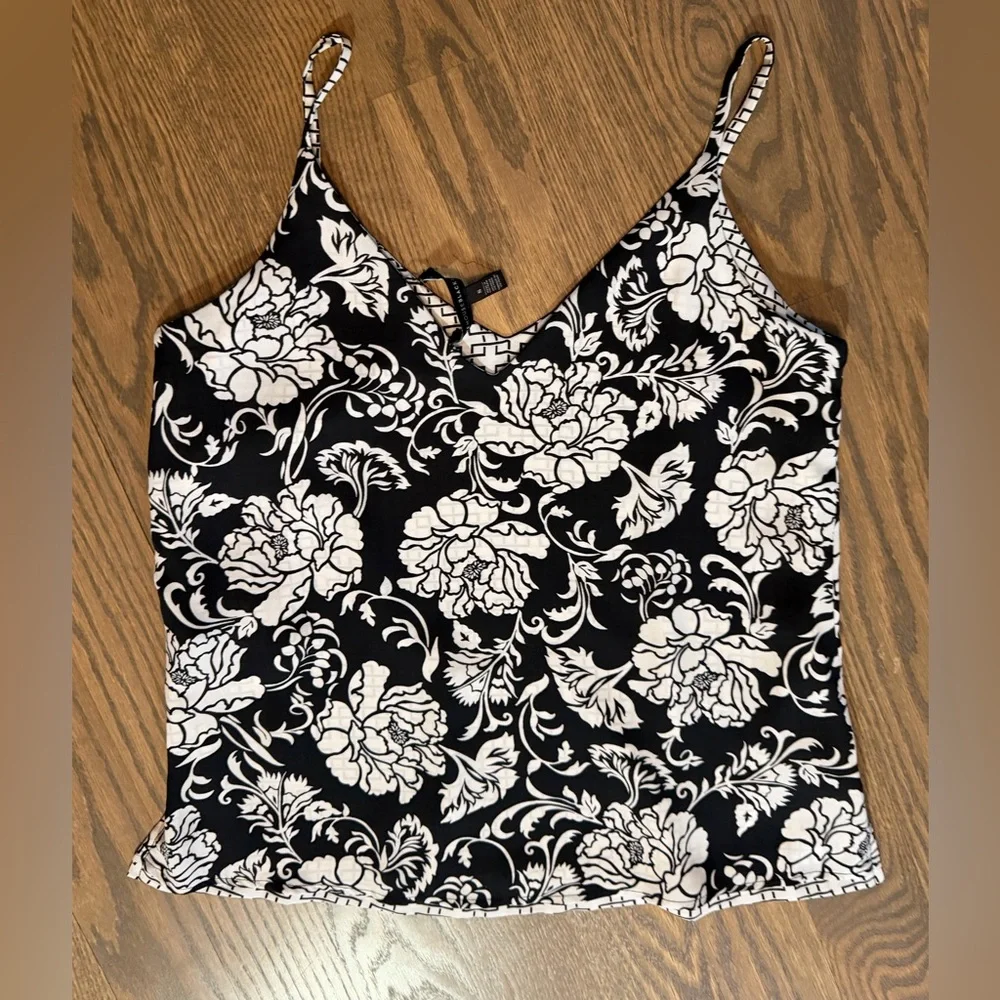 White House Black Market Black and White Floral geo reversible Camisole - Picture 6 of 7